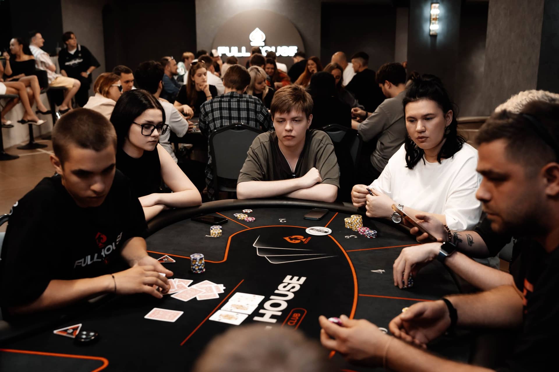 Игроки за финальным столом Full House Club в Томске